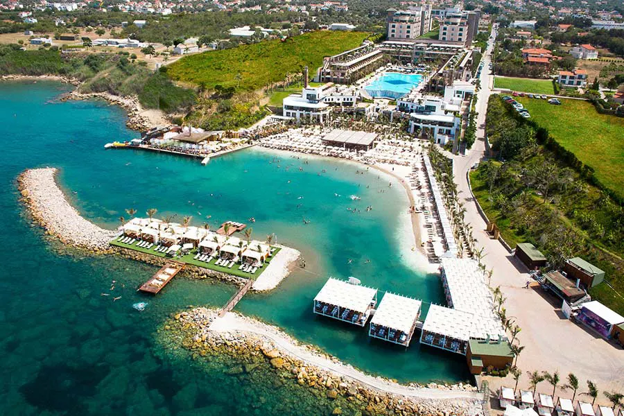 Private taxi arriving at Cratos Premium Hotel in Ozankoy, Kyrenia
