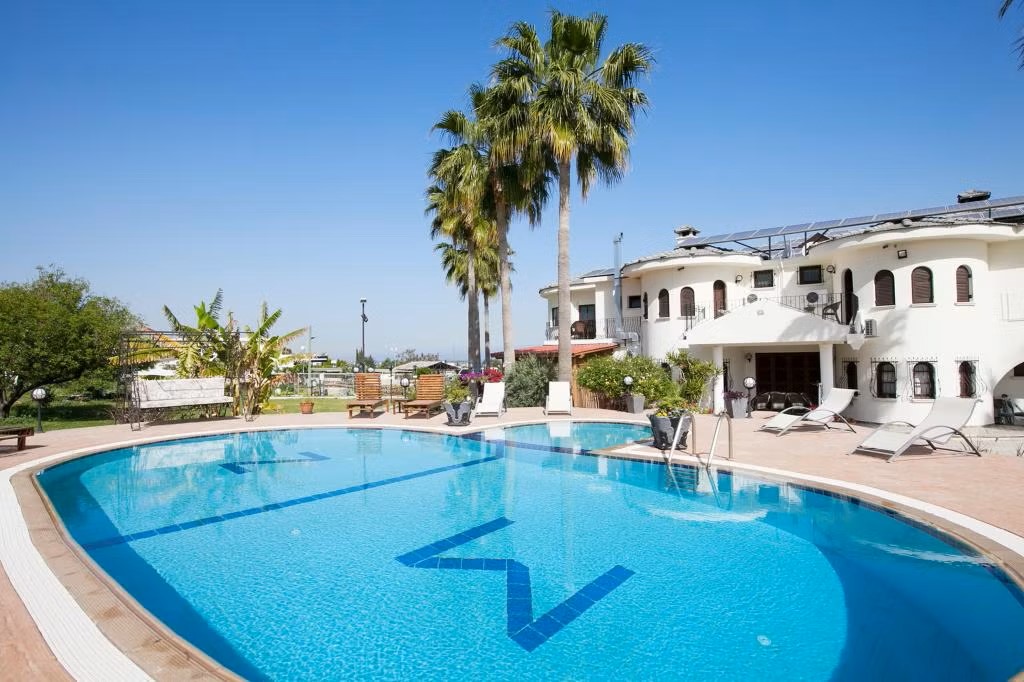 Private Taxi from Larnaca Airport to Meryem's Hotel in Kyrenia, North Cyprus