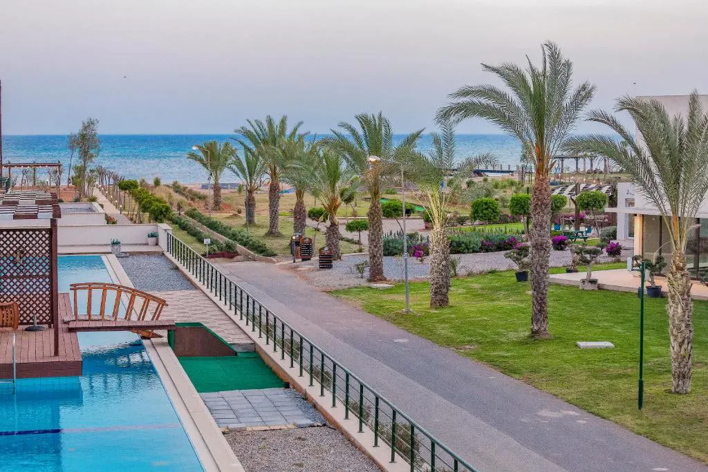 Private taxi transfer arriving at Thalassa Beach Resort in Bafra